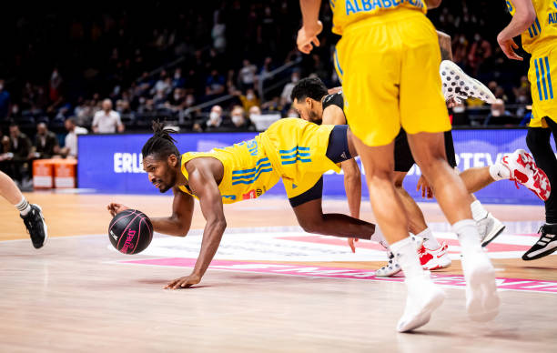 他通过观看 他通过观看