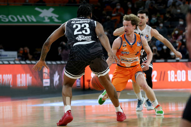 三人执行 三人执行